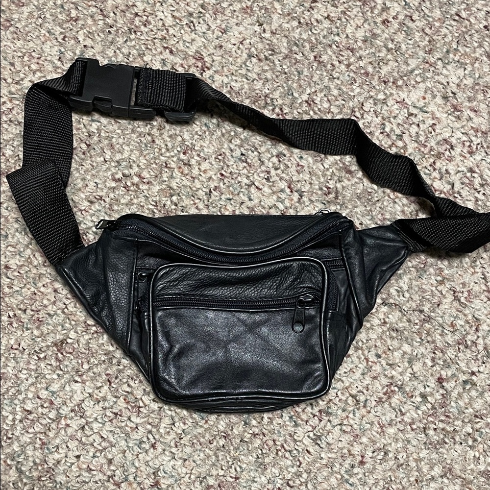 Vintage 90s Black Leather Fanny pack - unisex in excellent condition